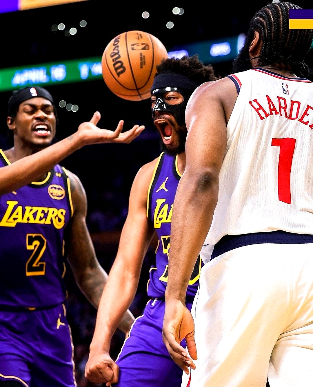 湖人完胜快船，易建联点燃赛场