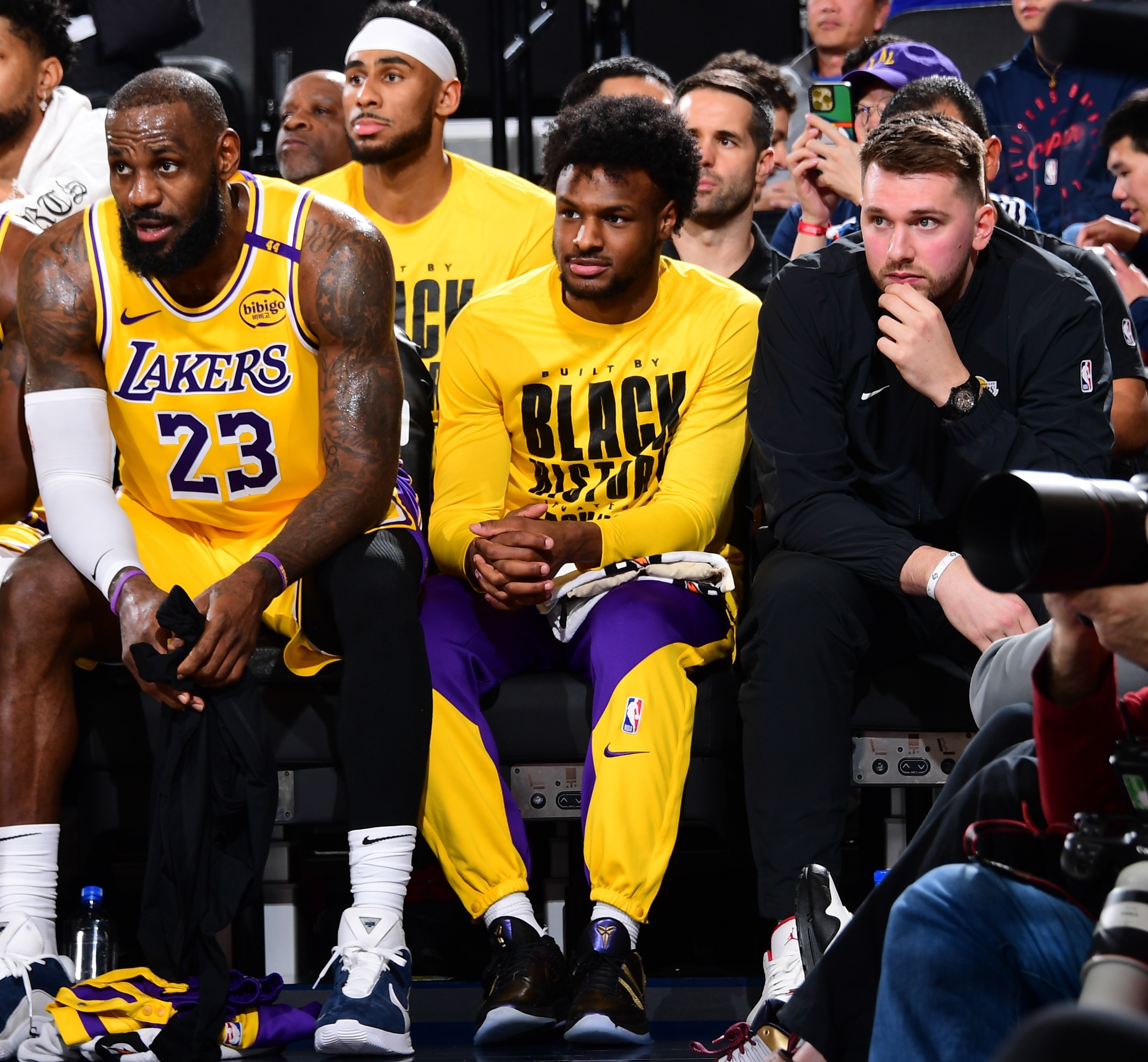 湖人完胜快船，易建联点燃赛场