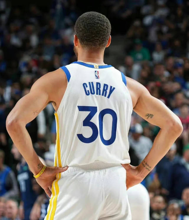 勇士横扫深圳队,福克斯高光表现 勇士横扫深圳队,福克斯高光表现