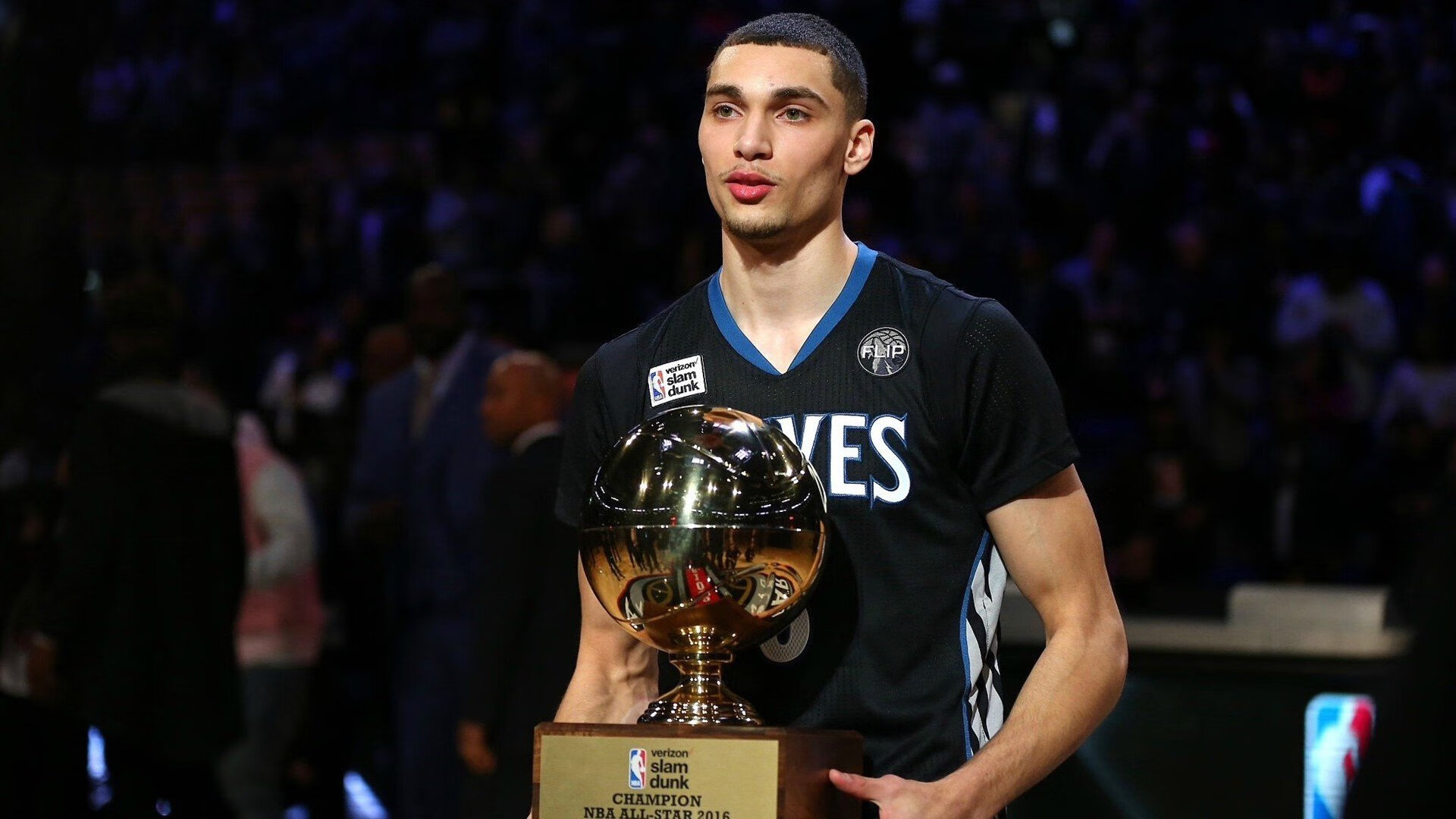 塔图姆点燃赛场，深圳队轻取猛龙，一场跨越文化的篮球对话