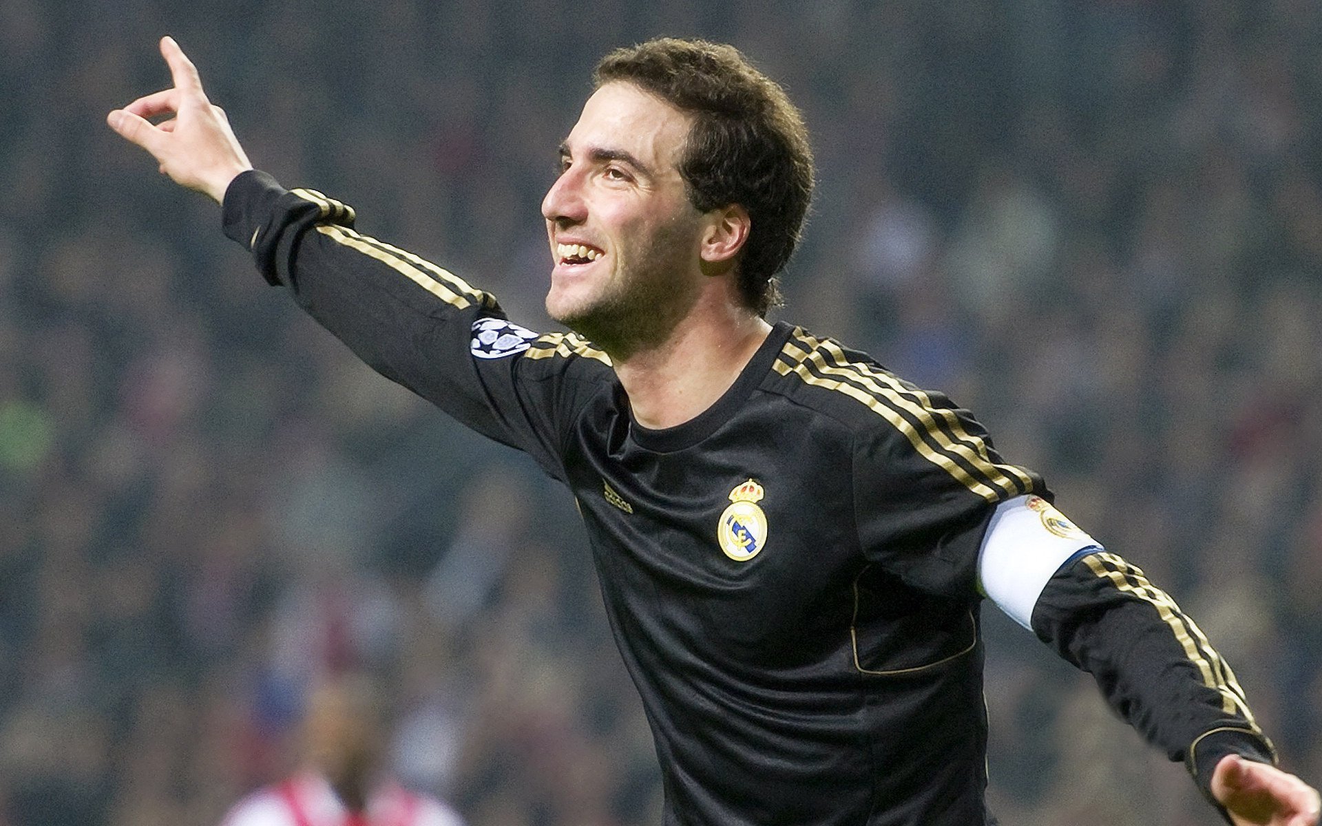 赛道上的复仇，汉密尔顿率领阿斯顿马丁逆转迈凯伦